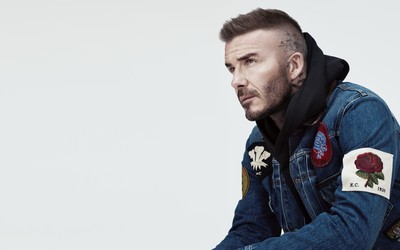 GOGO电竞-佐默扑出点球后与队友拥抱